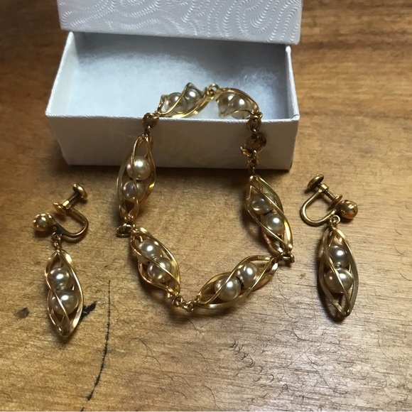 Vintage Faux Gray Pearl Gold Tone Bracelet Drop Screw Back Earrings Set - Picture 1 of 10